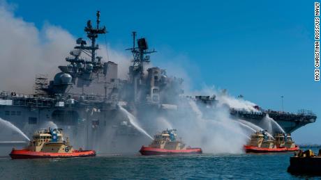 Matrozen en federale brandweerlieden bestrijden een brand aan boord van het amfibische aanvalsschip USS Bonhomme Richard op marinebasis San Diego op 12 juli.
