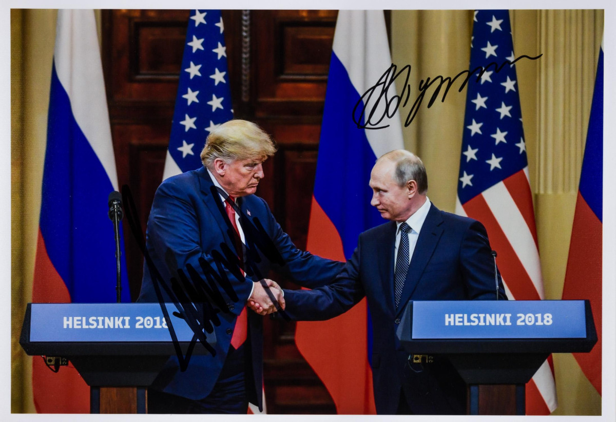 De enige bekende gezamenlijk ondertekende foto van Vladimir Poetin en Donald Trump kost $ 32.500