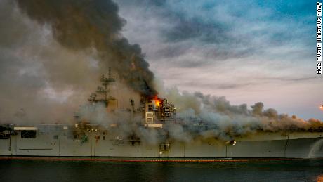 Op 12 juli 2020 brandt een vuur aan boord van de USS Bonhomme Richard in San Diego.