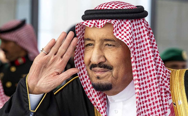 De vergrijzende Saoedische monarchkoning Salman landt in megacity van de Rode Zee om te rusten na een operatie